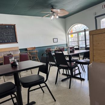 Main Street Cafe - Dining area before the rush - Breakfast & Brunch Near Me - Greenwich, New York
