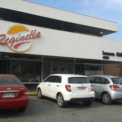 Reginella - La sala de ventas cuenta con estacionamiento