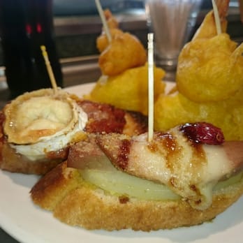 Artigas - Tapa de foie y patata caramelizada, rulo de cabra y picadillo de Soria  y huevogamba. Tremendas!!!! - Tapas Bars Near Me - Zaragoza, Z