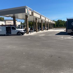 7 Eleven - Tons of gas pumps