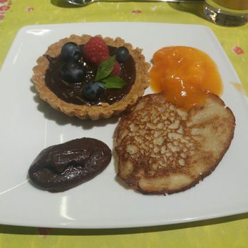 Mariposa - Buchweizen Pancakes mit selbsgemachtem Nutella ohne Zucker, aprikosenmarmemade und einem "küchlein" mit Schokoladen Füllung. (Brunch Buffet) - Vegan Near Me - Nuremberg, BY