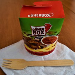 Aras Döner - Klein Döner Box, 4,50€; with environmentally friendlier wooden fork