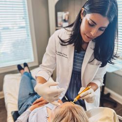 Wellspring Skincare - Dr. Corey injecting Daxxify!