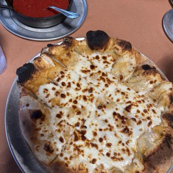 Encore pizzeria + Kitchen - Garlic bread with cheese served marinara sauce - Pizza Near Me - Cape Girardeau, Missouri Encore pizzeria + Kitchen - Garlic bread with cheese served marinara sauce - Pizza Near Me - Cape Girardeau, Missouri