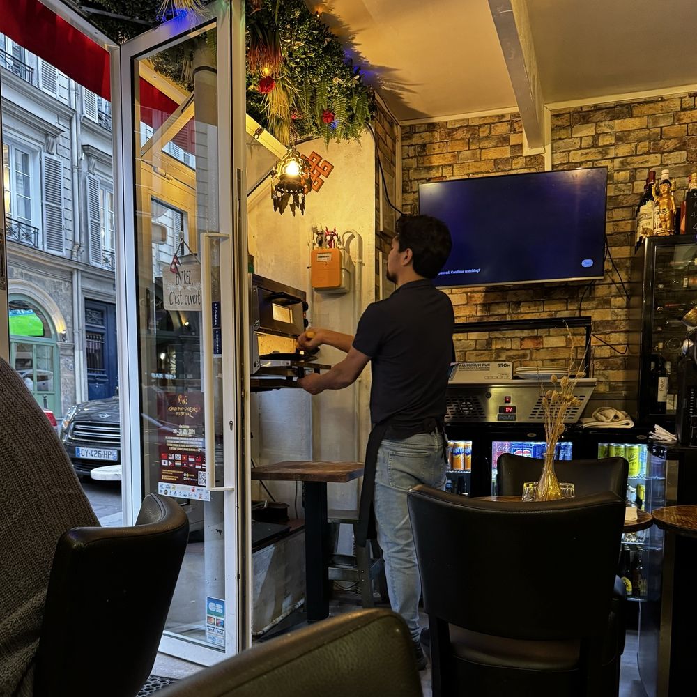 Nirvana Dream - Fresh naan being made - Himalayan/Nepalese Near Me - Paris, 75 Nirvana Dream - Fresh naan being made - Himalayan/Nepalese Near Me - Paris, 75