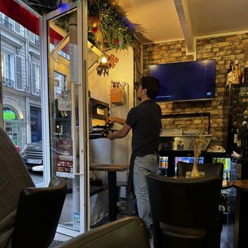 Nirvana Dream - Fresh naan being made - Himalayan/Nepalese Near Me - Paris, 75 Nirvana Dream - Fresh naan being made - Himalayan/Nepalese Near Me - Paris, 75