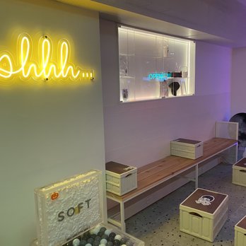Don’t Yell At Me - Interior w/ decor - Bubble Tea Near Me - Toronto, Ontario Don’t Yell At Me - Interior w/ decor - Bubble Tea Near Me - Toronto, Ontario