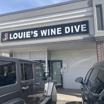 Louie's Wine Dive - Front Door Signage - New American Near Me - Des Moines, Iowa