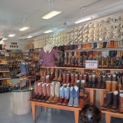 El Vaquero Imports - So many boots!