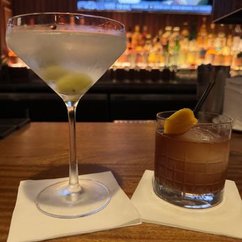 Atlantic Fish - Martini and old fashioned at the bar - Seafood Near Me - Boston, Massachusetts