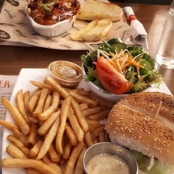 Restaurant Normandin - Burger végétarien avec frites et salade verte / Demi lasagne suprême avec pain à l'ail