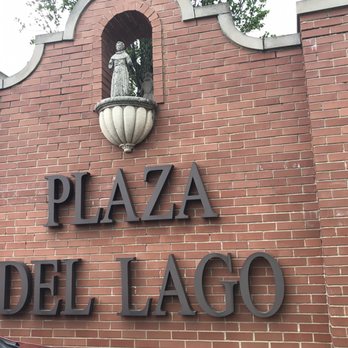 Plaza Del Lago - Shopping Centers Near Me - Wilmette, Illinois