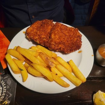 Hüsi Bierhaus - Jäger Schnitzel - International Near Me - Interlaken, BE Hüsi Bierhaus - Jäger Schnitzel - International Near Me - Interlaken, BE