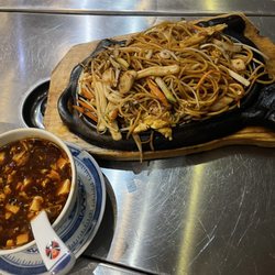 La Città d'oro - Hot and sour soup and seafood pancit delicious
