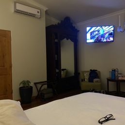 Super comfy queen bed, like your own personal bedroom. Great place to stay!! Super comfy queen bed, like your own personal bedroom. Great place to stay!!
