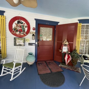 The Daffodale House - a porch with rocking chairs - Bed & Breakfast Near Me - Monticello, Florida The Daffodale House - a porch with rocking chairs - Bed & Breakfast Near Me - Monticello, Florida
