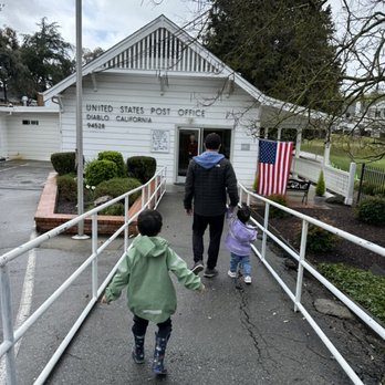 US Post Office - Entrance to the post office - Post Offices Near Me - Diablo, California