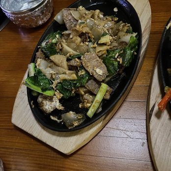 Muan Jai Thai Kitchen - Pad See Ew - Thai Near Me - Chicago, Illinois