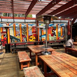 Lefty's Chicago Pizzeria - Back patio