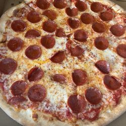 Racaniellos Pizzeria - Pepperoni pizza