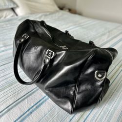 Bazar - Essential and classic: the handmade Italian leather duffel.