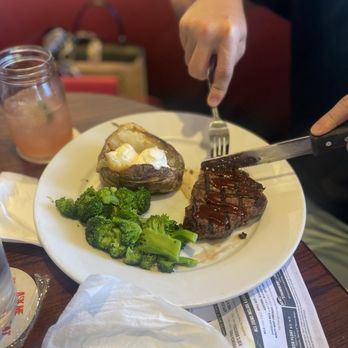 Smokey Bones - 6 oz Sirloin with Loaded mashed potato and Broccoli. 8/10 would recommend. - Barbeque Near Me - Greenwood, Indiana Smokey Bones - 6 oz Sirloin with Loaded mashed potato and Broccoli. 8/10 would recommend. - Barbeque Near Me - Greenwood, Indiana