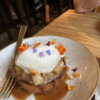 Glen Ellen Star - Brown butter cake with apples, caramel, and cream - New American Near Me - Glen Ellen, California Glen Ellen Star - Brown butter cake with apples, caramel, and cream - New American Near Me - Glen Ellen, California