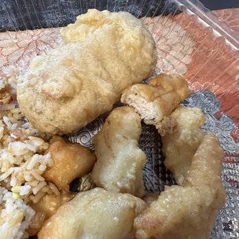 Lee's Kitchen - This is their sesame chicken lunch meal.  I can't taste the sesame flavor at all - Chinese Near Me - Tualatin, Oregon