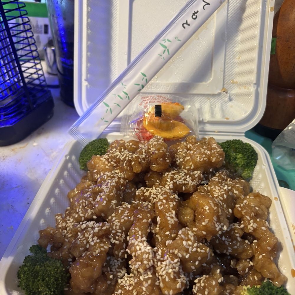 Tom Thumb Grocery - Dinner portion sesame chicken with supplied chopsticks and sesame sauce packet. - Grocery Near Me - Lake Stevens, Washington
