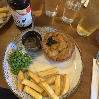 The Albert - Steak & Ale pie - Pubs Near Me - London, XGL