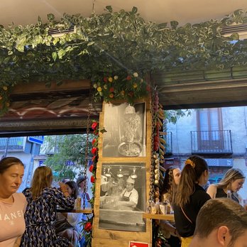 Tiki Taco - Interior - Mexican Near Me - Madrid, M