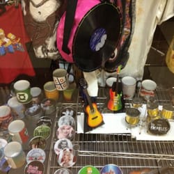 Under - Algunos objetos personalizados, como parches, chapitas y tazas, entre otras.