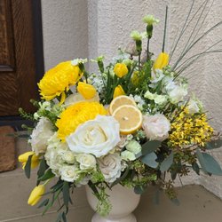 Dragonfly Floristic - Summer lemonade arrangement