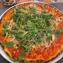 Pizzeria La Smorfia - GF pizza with arugula