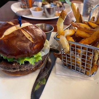 The Hangry Bison - Build your own burger - New American Near Me - Winter Park, Florida