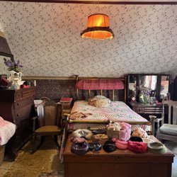 Dolly's House Museum & Gift Shop - Dolly's room.