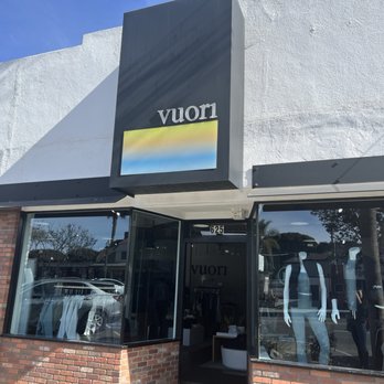 Vuori - Encinitas (small location but great staff today !) - Men's Clothing Near Me - Encinitas, California