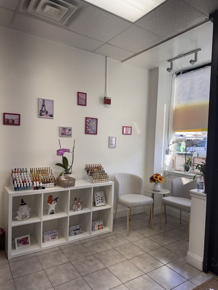 Mani Nails Logo