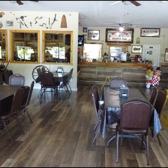 Hitching Post - The dining room is spacious, and is furnished with tables, which offer comfortable dining for large groups. - Breakfast & Brunch Near Me - Ahwahnee, California