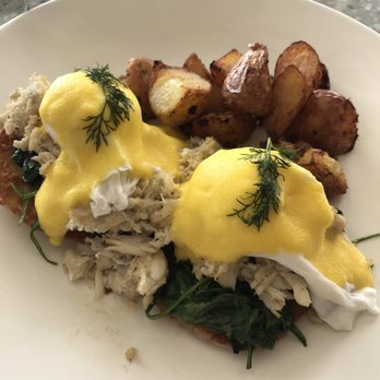 Terrazza - Eggs Florintine Benedict With Crab Meat - Italian Near Me - Santa Monica, California Terrazza - Eggs Florintine Benedict With Crab Meat - Italian Near Me - Santa Monica, California