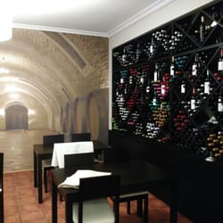 Restaurante o Tachinho da Té - Wines on display