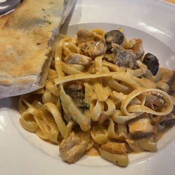 matchbox - Chicken Fettuccine Alfredo and bread. The bread was toasty on the outside and warm and fluffy on the inside. - Pizza Near Me - Arlington, Virginia matchbox - Chicken Fettuccine Alfredo and bread. The bread was toasty on the outside and warm and fluffy on the inside. - Pizza Near Me - Arlington, Virginia