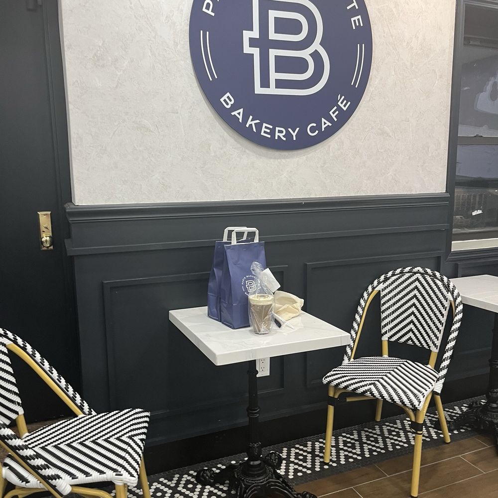 Paris Baguette - Paris Baguette Cafe seating area - Bakeries Near Me - Brooklyn, New York