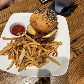 Local Goat - Burger - New American Near Me - Pigeon Forge, Tennessee