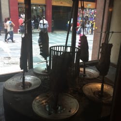 Bovinu's XV de Novembro - Costela assando na frente do restaurante. Modo gaúcho de fazer churrasco