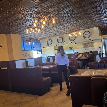 The Vault Restaurant - Dining room - Cocktail Bars Near Me - Bakersfield, California