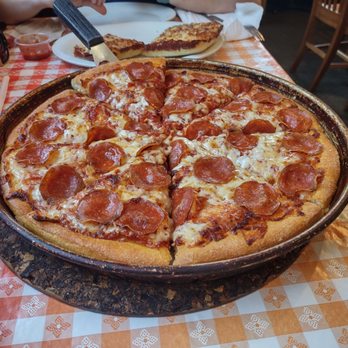Pizza Hut - Large pan - Pizza Near Me - Dahlonega, Georgia Pizza Hut - Large pan - Pizza Near Me - Dahlonega, Georgia