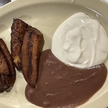 Su Casita Bakersfield - Plátano Frito con Frijol y Crema / Fried Plantain with Beans & Sour Cream - Salvadoran Near Me - Bakersfield, California Su Casita Bakersfield - Plátano Frito con Frijol y Crema / Fried Plantain with Beans & Sour Cream - Salvadoran Near Me - Bakersfield, California