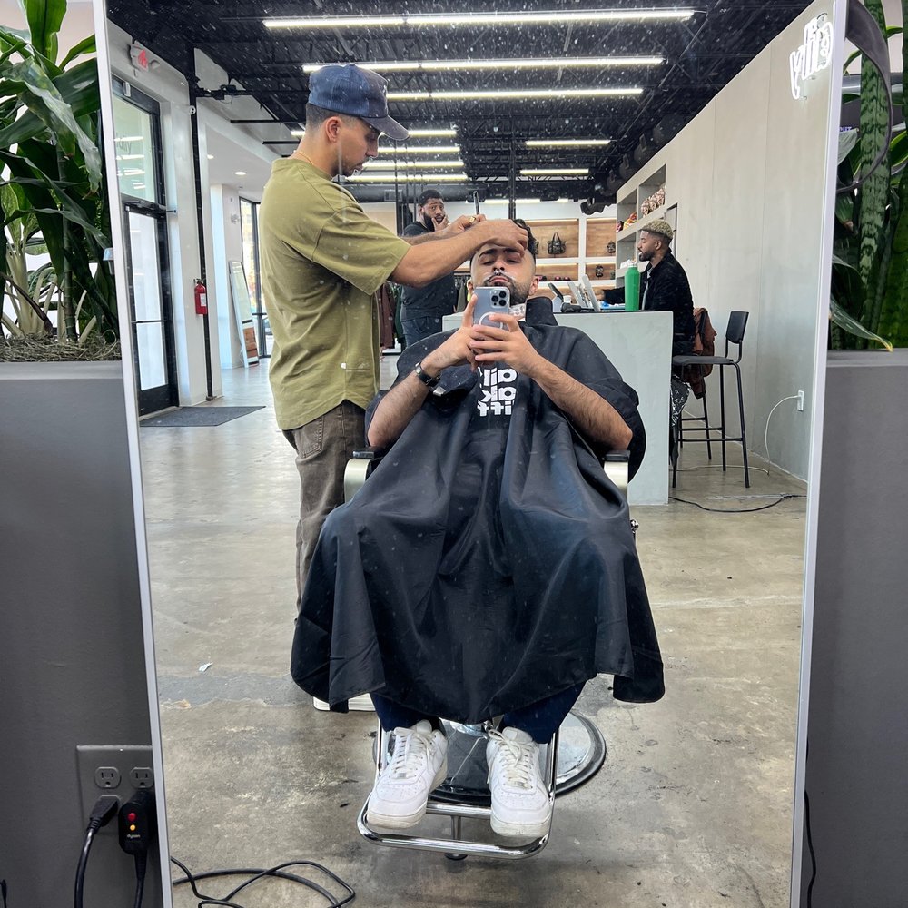 Marc Sanchez - Haircut and beard with razor - Barbers Near Me - Dallas, Texas