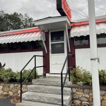 Chet's Diner - the entrance to the restaurant - Diners Near Me - Northborough, Massachusetts